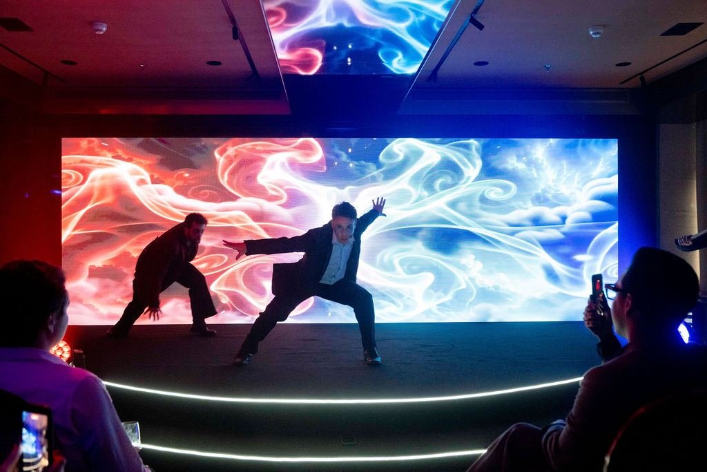 Performance ao vivo diante do painel de LED
