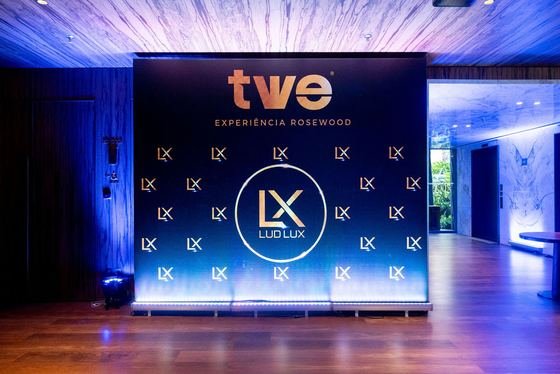 Painel de entrada do evento com a marca LudLux