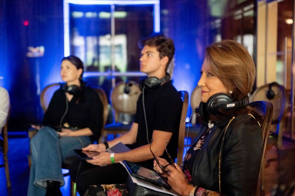 Participantes com fones e tablets durante a experiência