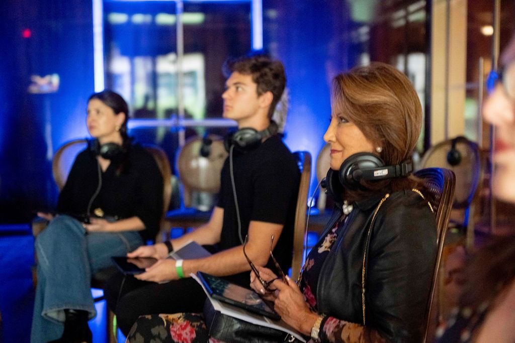Participantes acompanham a narrativa com fones e tablets