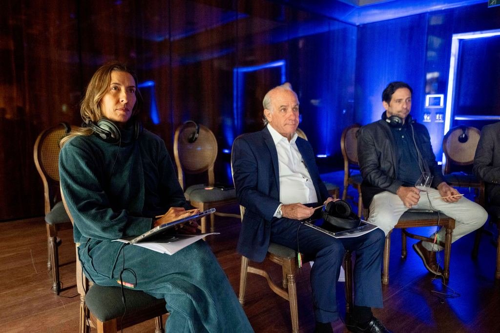 Grupo acompanhando a narrativa no ambiente imersivo