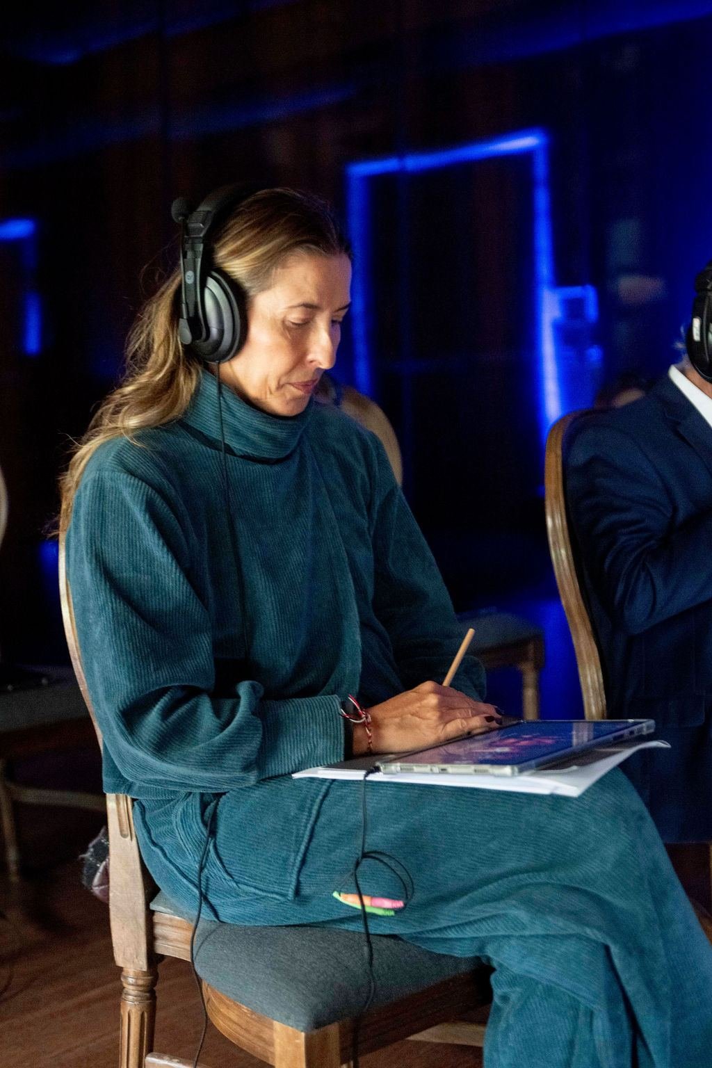 Participante concentrada no tablet durante a experiência