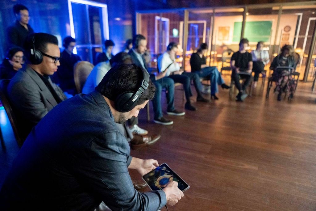 Participante interagindo pelo tablet durante a narrativa