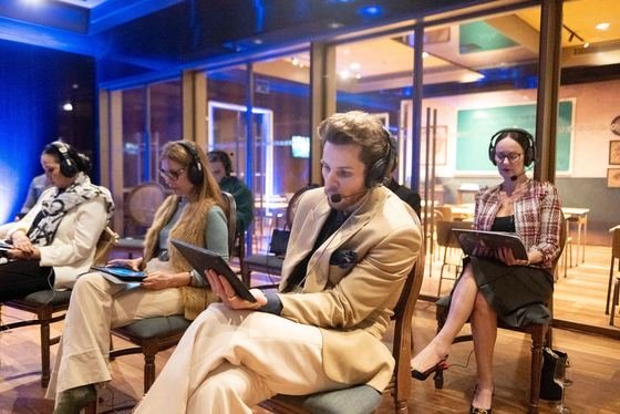 Participantes com fones acompanhando a missão