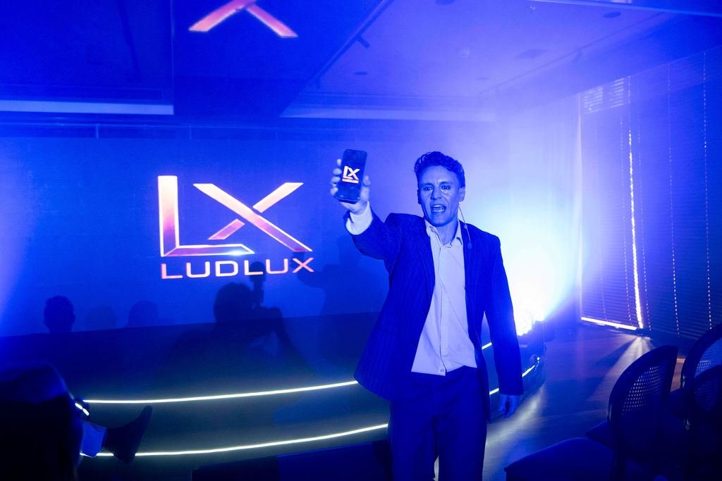 Apresentador conduzindo a abertura da experiência