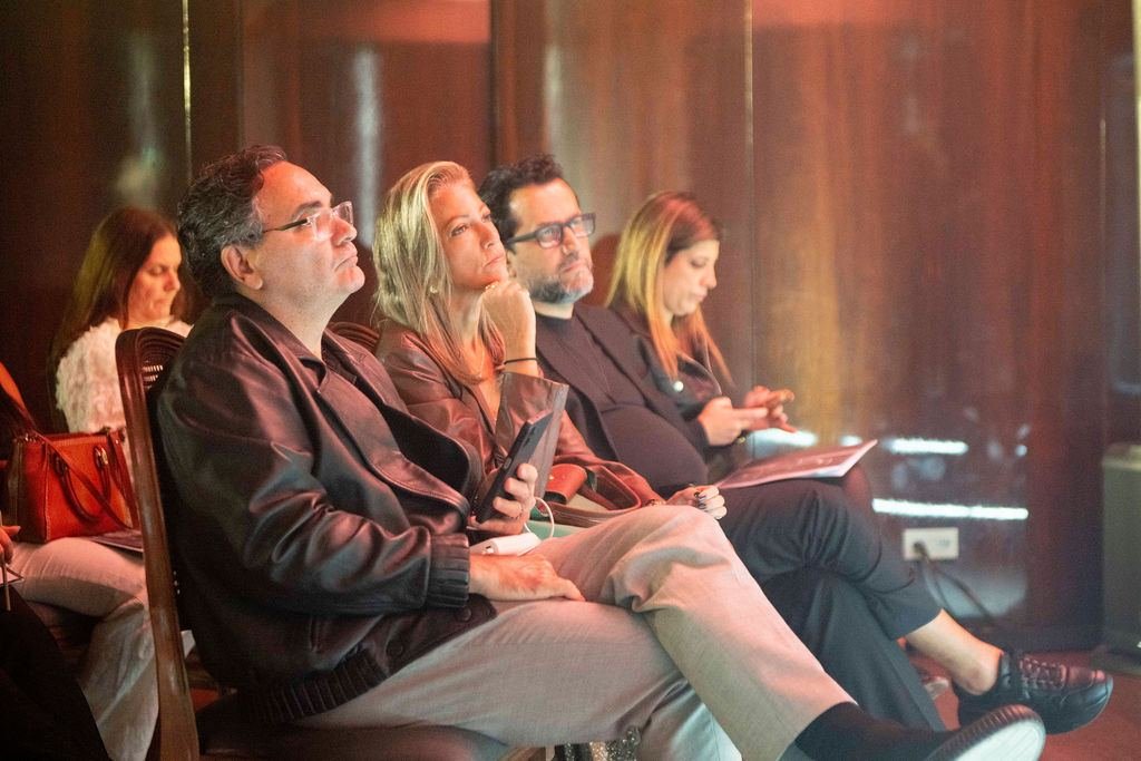 Participantes acompanhando a experiência lado a lado
