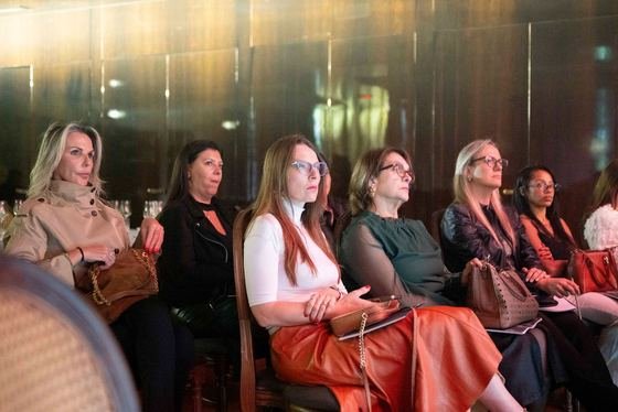Grupo acompanhando a experiência lado a lado