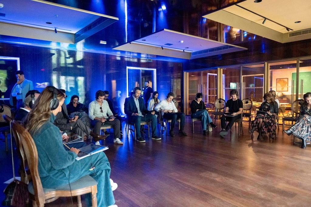 Sala de experiência com participantes em círculo