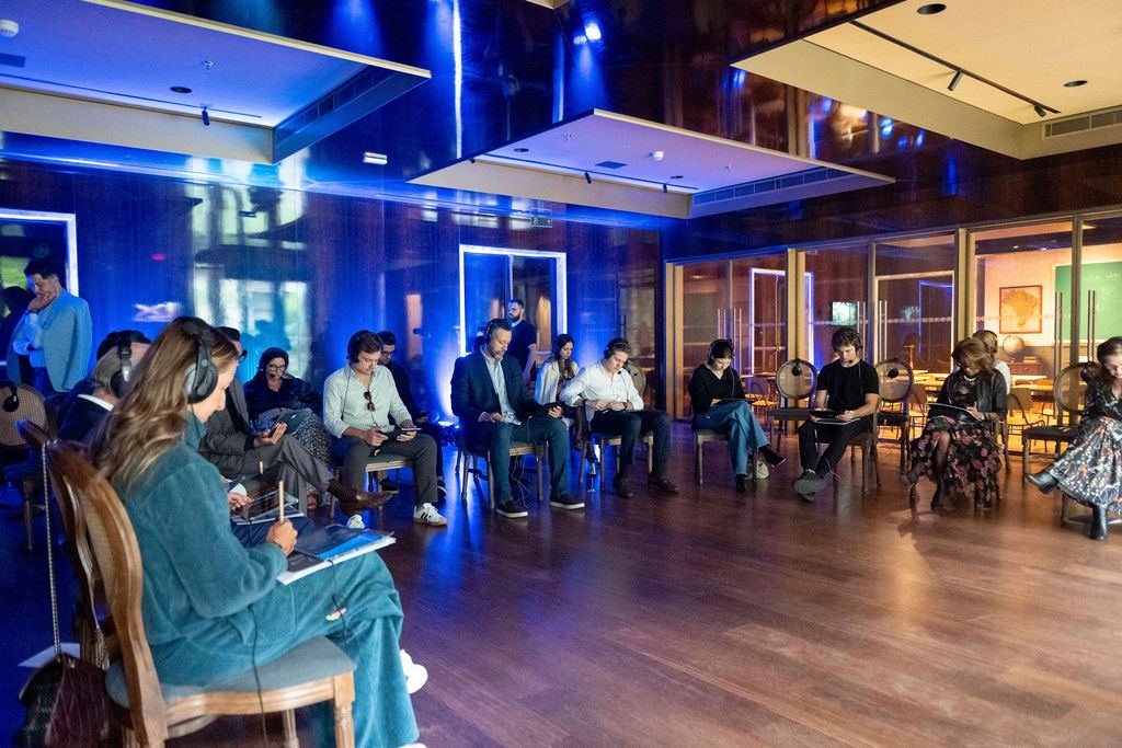Participantes reunidos na sala da experiência