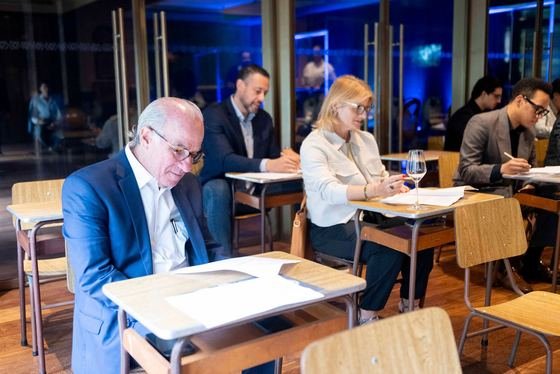 Participantes trabalhando em estações individuais